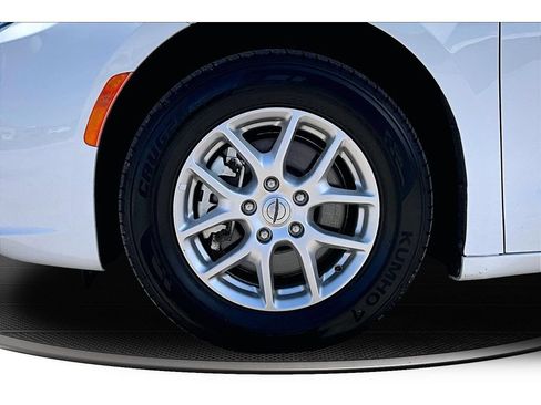 Certified 2024 Chrysler Pacifica Touring-L FWD image 52