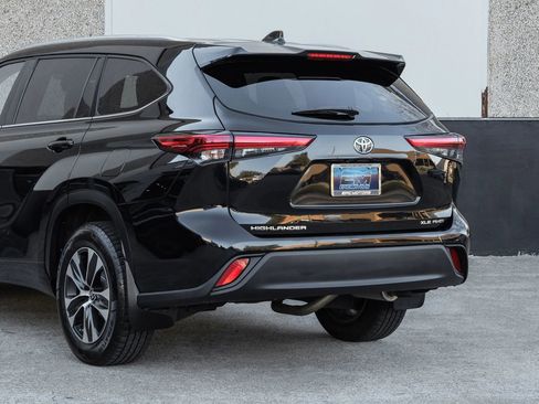 Used 2021 Toyota Highlander XLE image 18