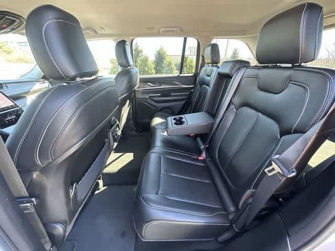 Used 2023 Jeep Grand Cherokee Limited image 19