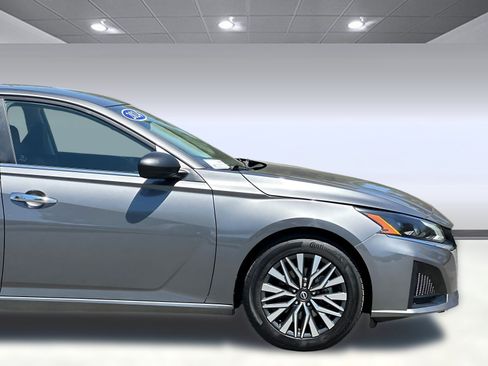 Used 2024 Nissan Altima 2.5 SV FWD image 33