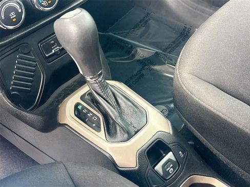 Used 2017 Jeep Renegade Sport w/ Power & Air Group image 16
