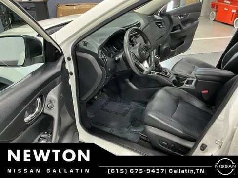 Used 2018 Nissan Rogue SV w/ Premium Package FWD image 6