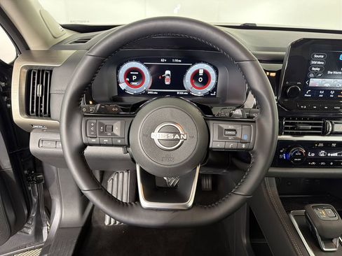 Used 2025 Nissan Pathfinder Platinum w/ Cargo Package image 24