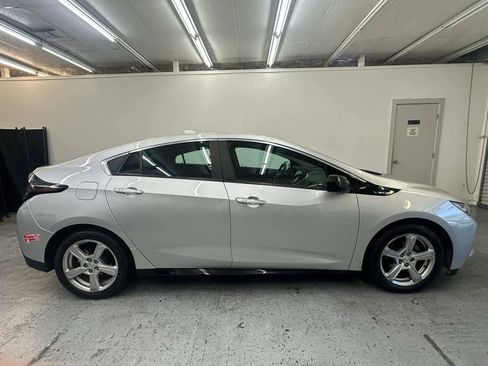 Used 2017 Chevrolet Volt LT w/ Comfort Package image 38