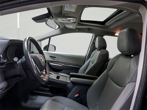Certified 2024 Toyota Sienna XLE image 9