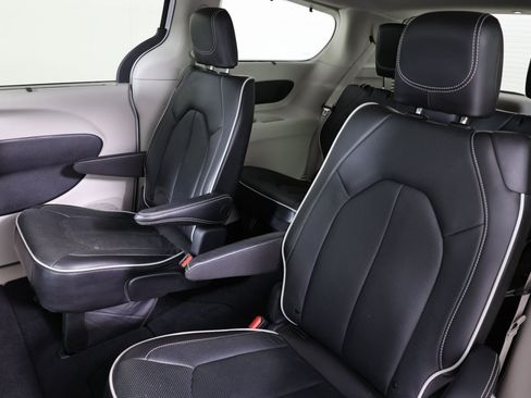 Used 2024 Chrysler Pacifica Limited FWD image 11