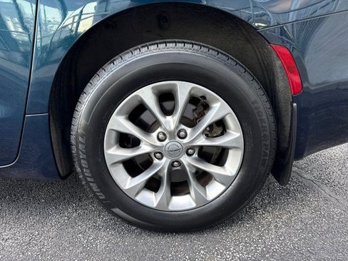 Used 2023 Chrysler Pacifica Touring-L AWD/4WD image 12