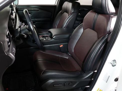 Used 2025 Honda Pilot Black Edition image 4