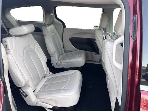 Used 2018 Chrysler Pacifica Touring-L Plus w/ Advanced Safetytec Group image 21