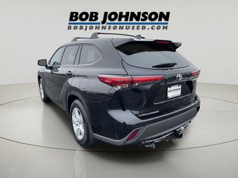 Used 2021 Toyota Highlander LE image 5