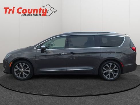 Used 2017 Chrysler Pacifica Limited w/ Advanced Safetytec Group FWD image 5