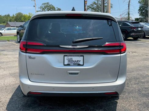 Used 2023 Chrysler Pacifica Touring-L FWD image 5