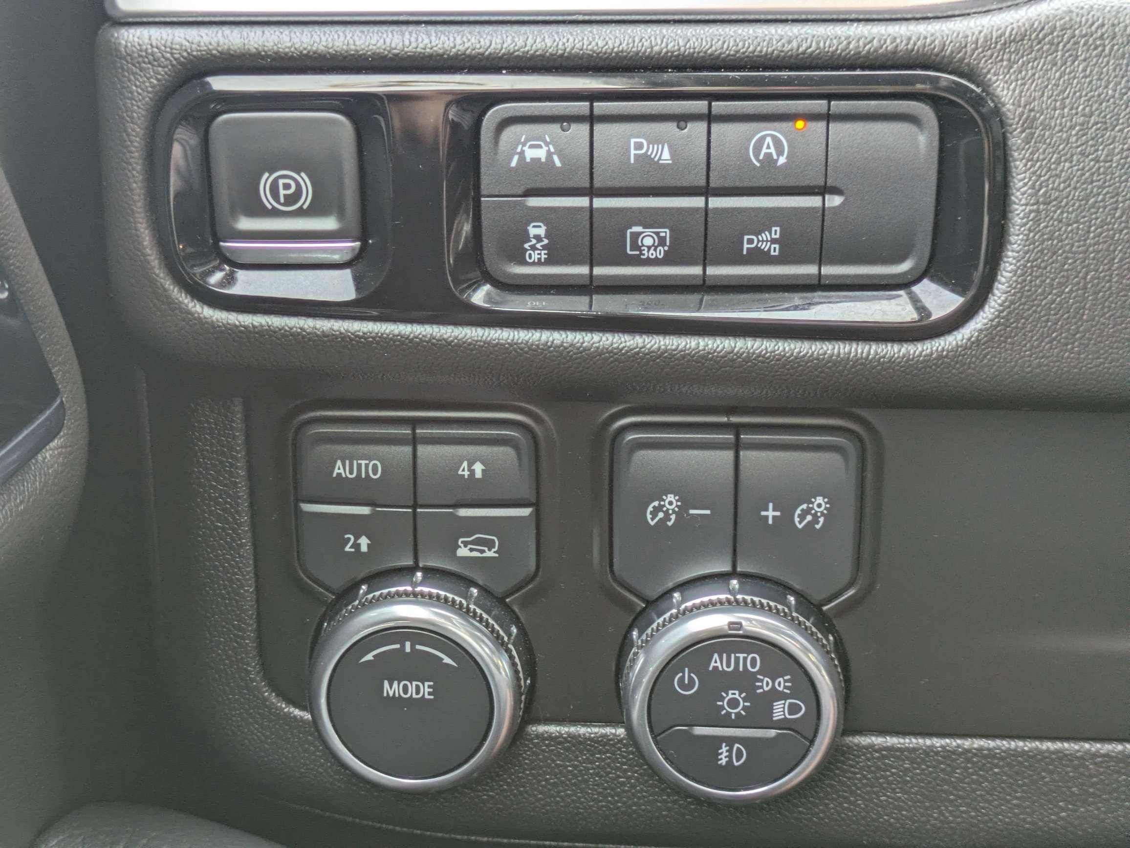 Used 2025 GMC Yukon XL Denali AWD/4WD image 30