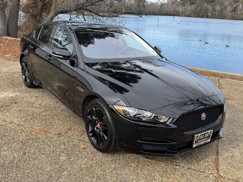 Used 2019 Jaguar XE Prestige image 2