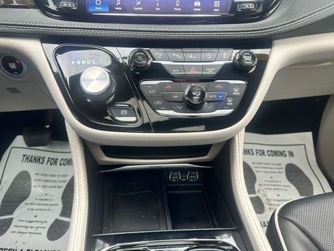 Used 2024 Chrysler Pacifica Limited FWD image 32