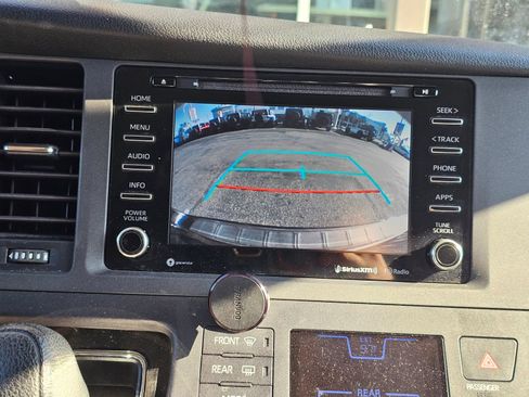 Used 2018 Toyota Sienna LE w/ Carpet Mat Package FWD image 11
