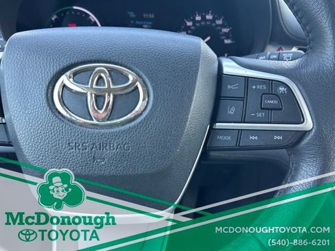 Used 2023 Toyota Sienna XLE FWD image 22