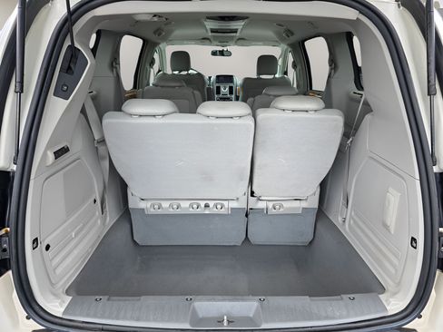 Used 2009 Chrysler Town & Country Limited w/ Entertainment Group #3 FWD image 14