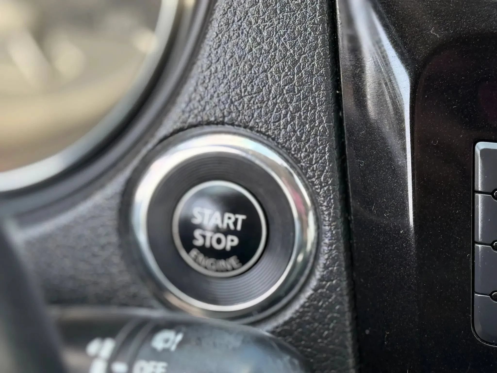 Used 2019 Nissan Rogue SV FWD image 25