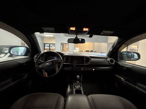 Used 2016 Toyota Tacoma TRD Sport image 11