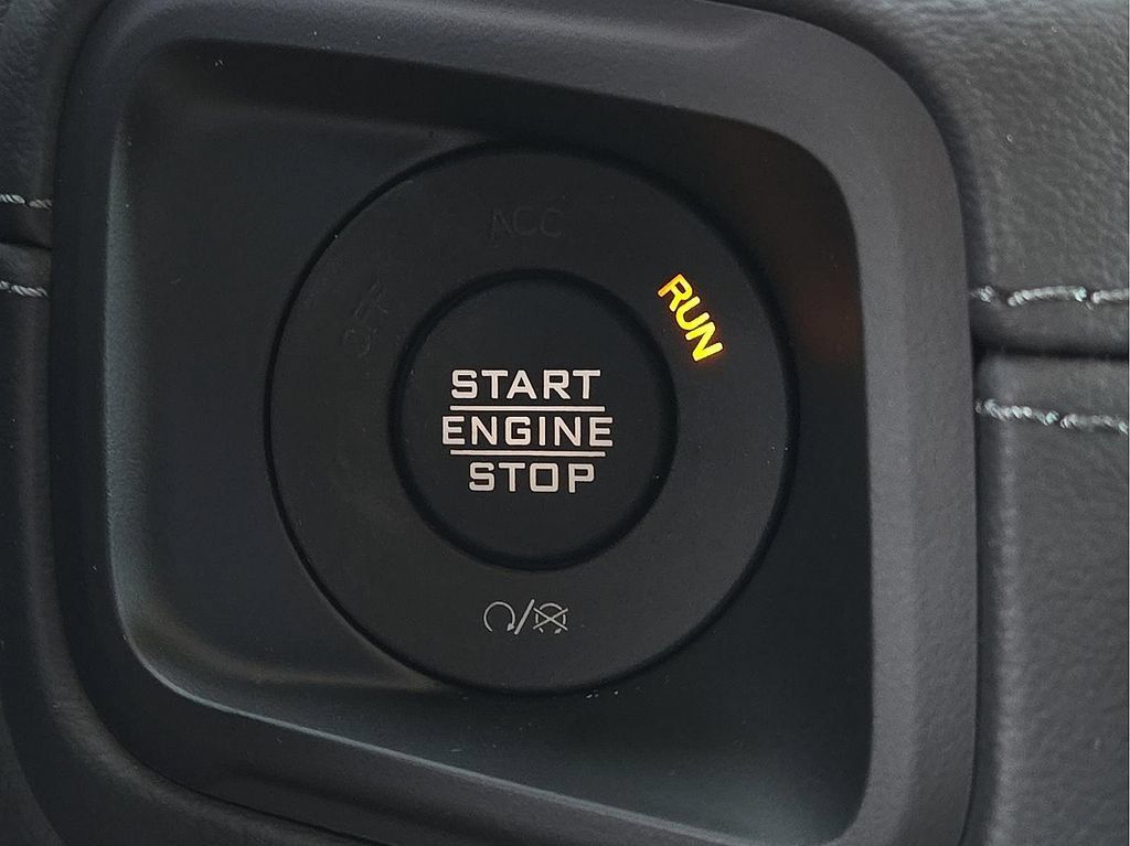 Used 2025 Jeep Gladiator Rubicon AWD/4WD image 31