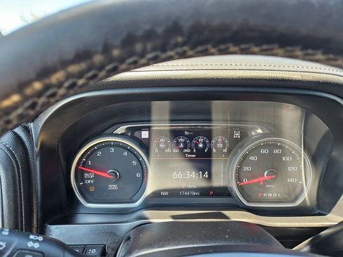 Used 2019 Chevrolet Silverado 1500 High Country w/ Technology Package AWD/4WD image 12