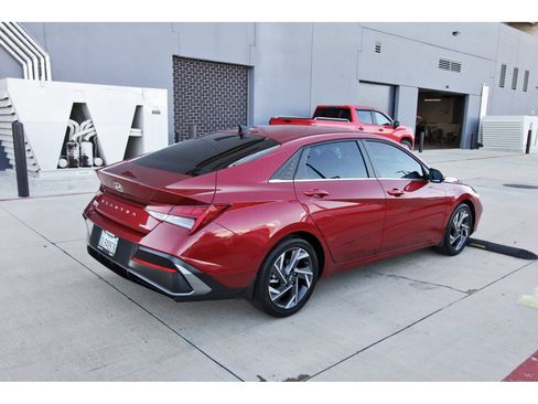 Certified 2025 Hyundai Elantra Limited FWD image 9