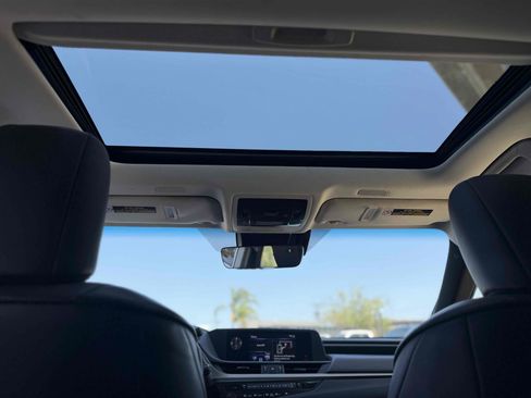 Used 2019 Lexus ES 300h w/ Accessory Package 2 FWD image 26