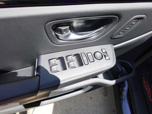 Used 2025 Honda Pilot TrailSport image 11