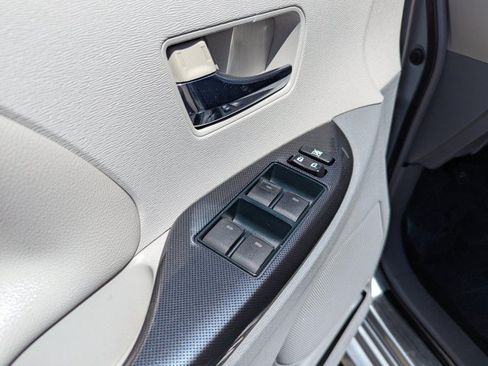 Used 2014 Toyota Sienna SE FWD image 11