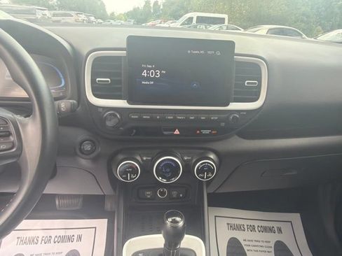 Used 2024 Hyundai Venue Limited FWD image 14