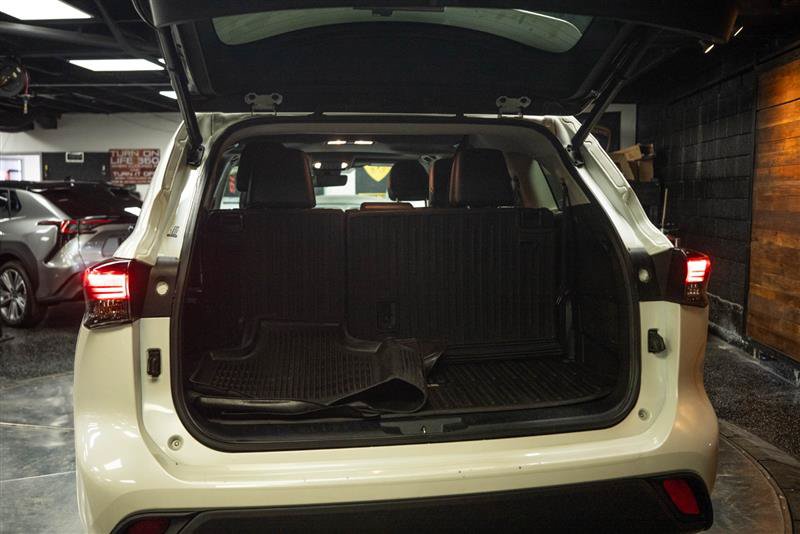 Used 2020 Toyota Highlander XLE FWD image 7