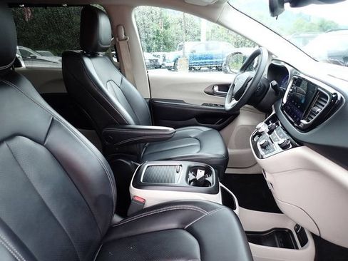 Used 2023 Chrysler Pacifica Touring-L FWD image 10