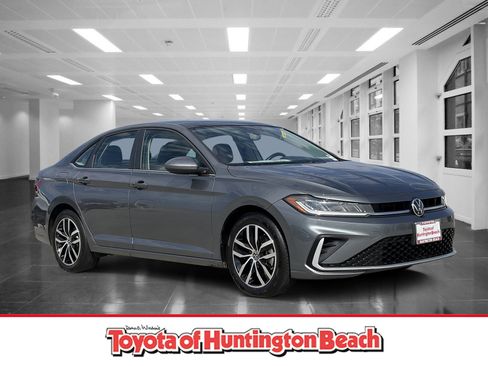 Used 2025 Volkswagen Jetta SE FWD image 1