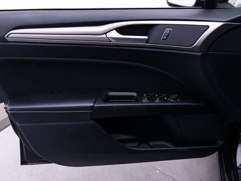 Used 2018 Ford Fusion SE w/ Fusion SE Technology Package FWD image 11