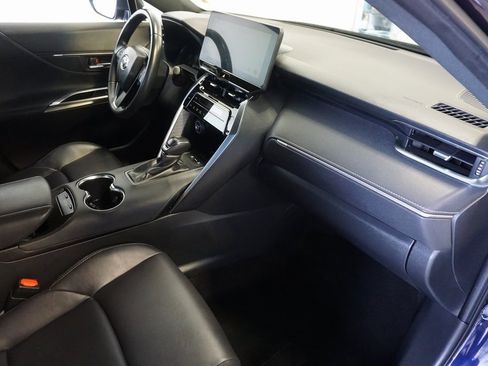 Used 2023 Toyota Venza XLE image 27