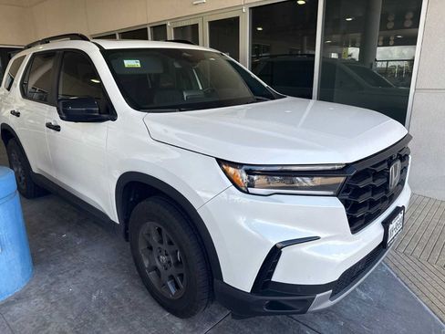 Used 2025 Honda Pilot TrailSport image 4
