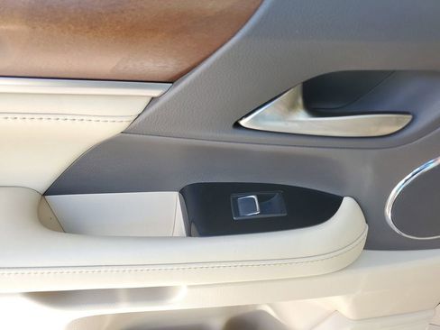 Used 2019 Lexus LX 570 4WD w/ Luxury Package image 16