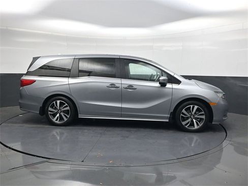 Used 2024 Honda Odyssey Touring image 3