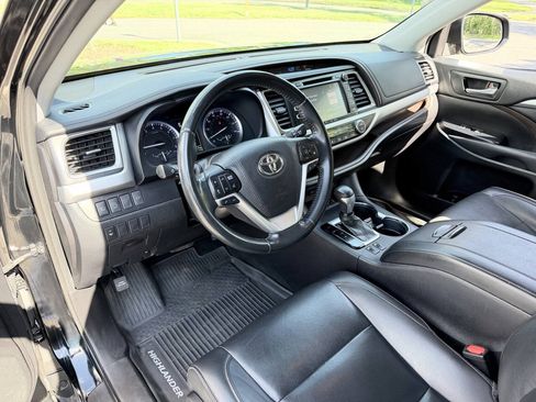 Used 2019 Toyota Highlander XLE AWD/4WD image 12
