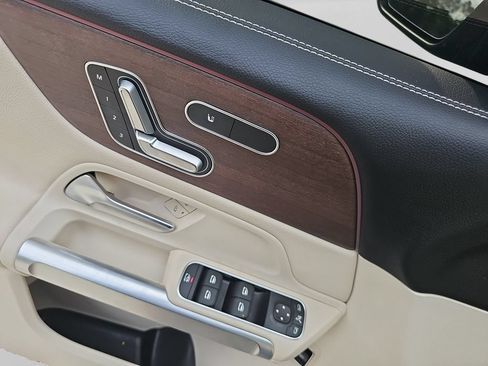 Used 2023 Mercedes-Benz GLB 250 4MATIC w/ Premium Package image 25