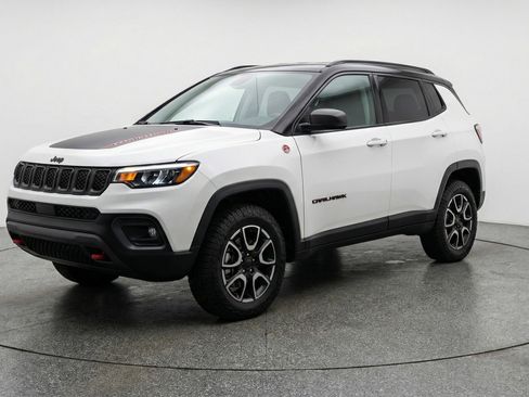 Used 2025 Jeep Compass Trailhawk image 3