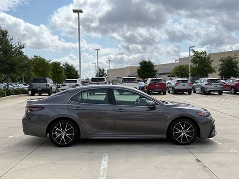 Used 2024 Toyota Camry SE FWD image 5