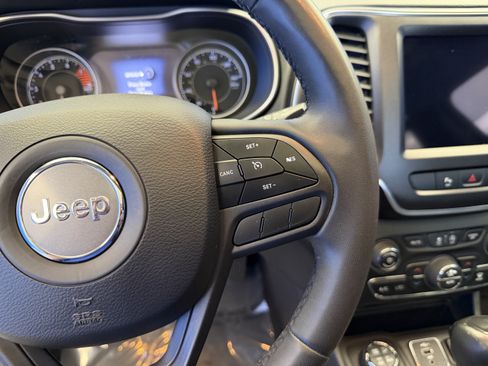 Used 2020 Jeep Cherokee Trailhawk w/ Comfort/Convenience Group AWD/4WD image 17