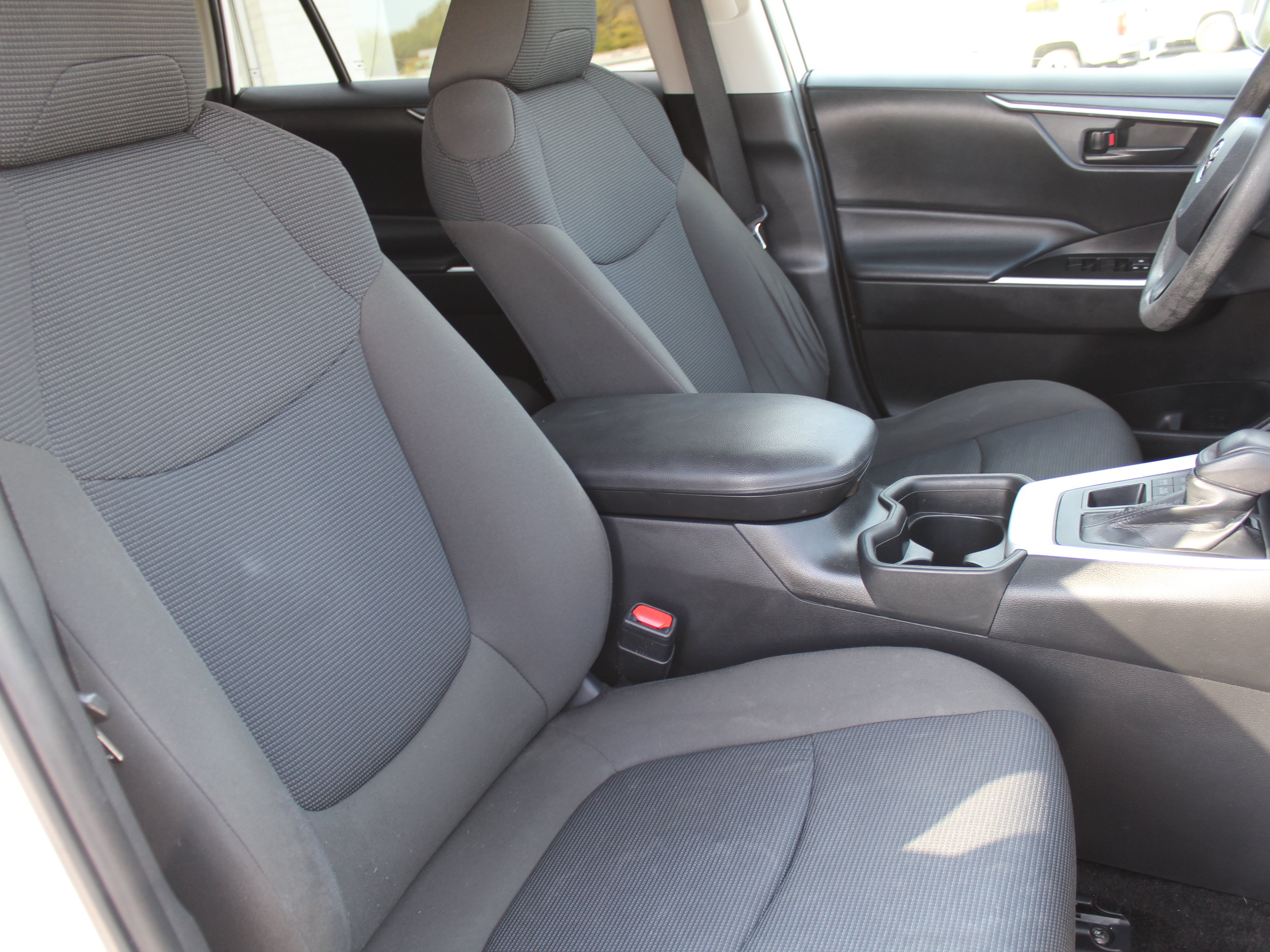 Used 2021 Toyota RAV4 LE AWD/4WD image 27