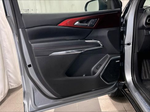 Used 2025 Chevrolet Traverse RS image 9