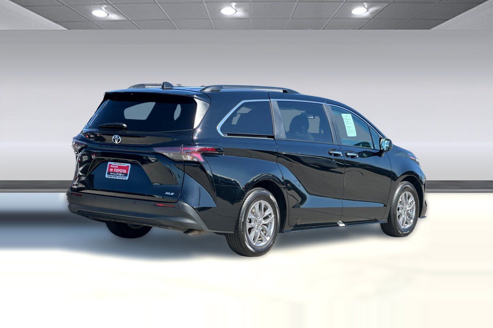 Used 2026 Toyota Sienna XLE FWD image 8