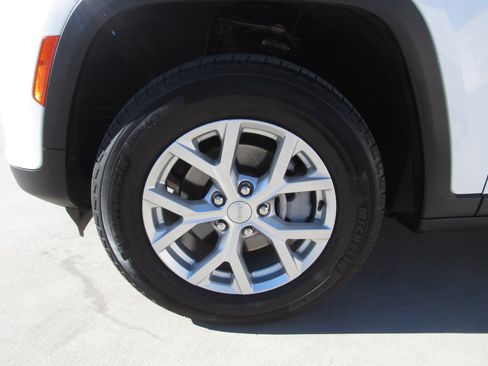 Used 2023 Jeep Grand Cherokee Limited image 4