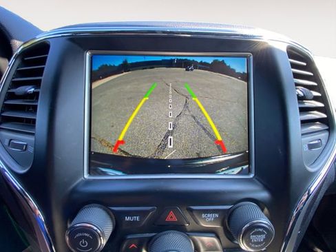 Used 2018 Jeep Grand Cherokee Altitude image 26