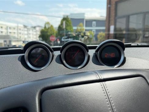 Used 2018 Nissan 370Z Coupe RWD image 23